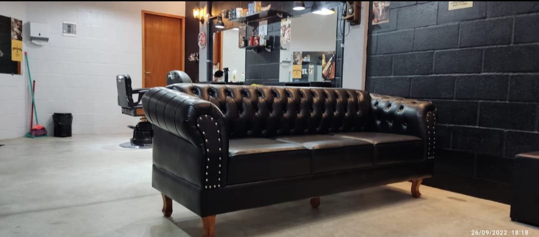 Sala de espera com sofá chesterfield