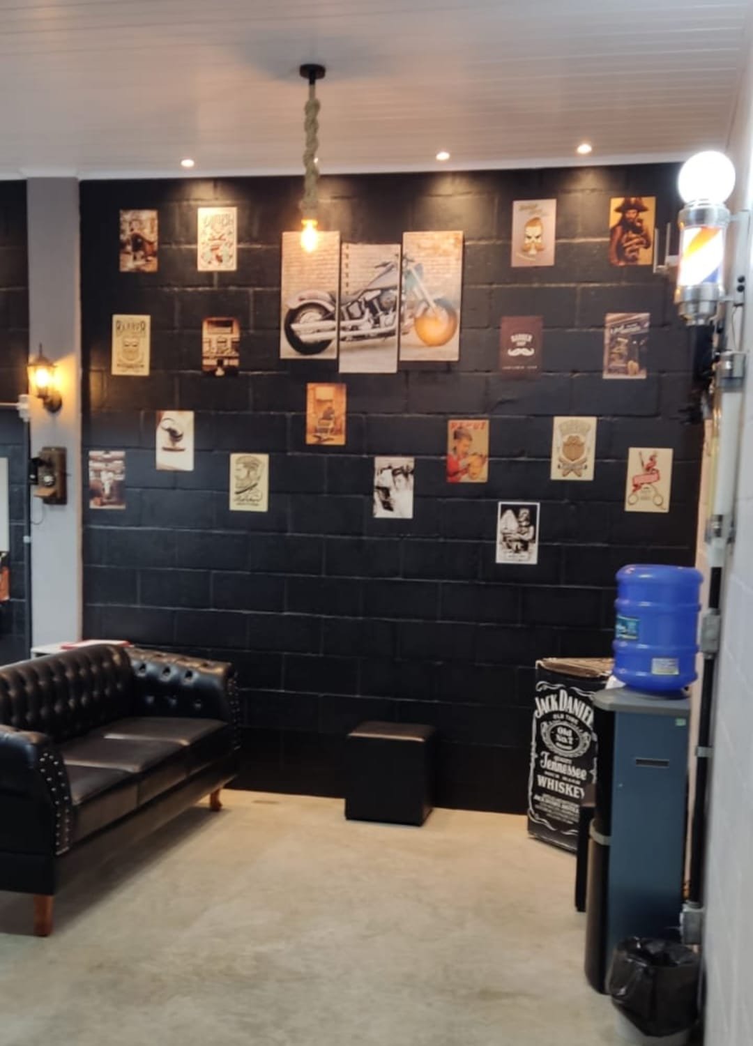 Sala de espera e poste de barbeiro
